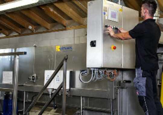 Mess-free collection in easy to clean bins